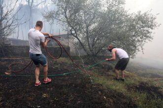 Hreljin: Vatrogasci i mještani gase požar kuće i šume