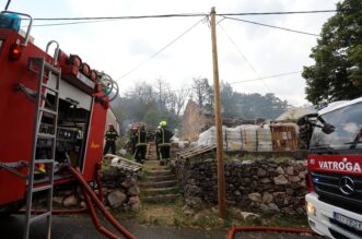 Hreljin: Vatrogasci i mjetani gase poar ku?e i ume