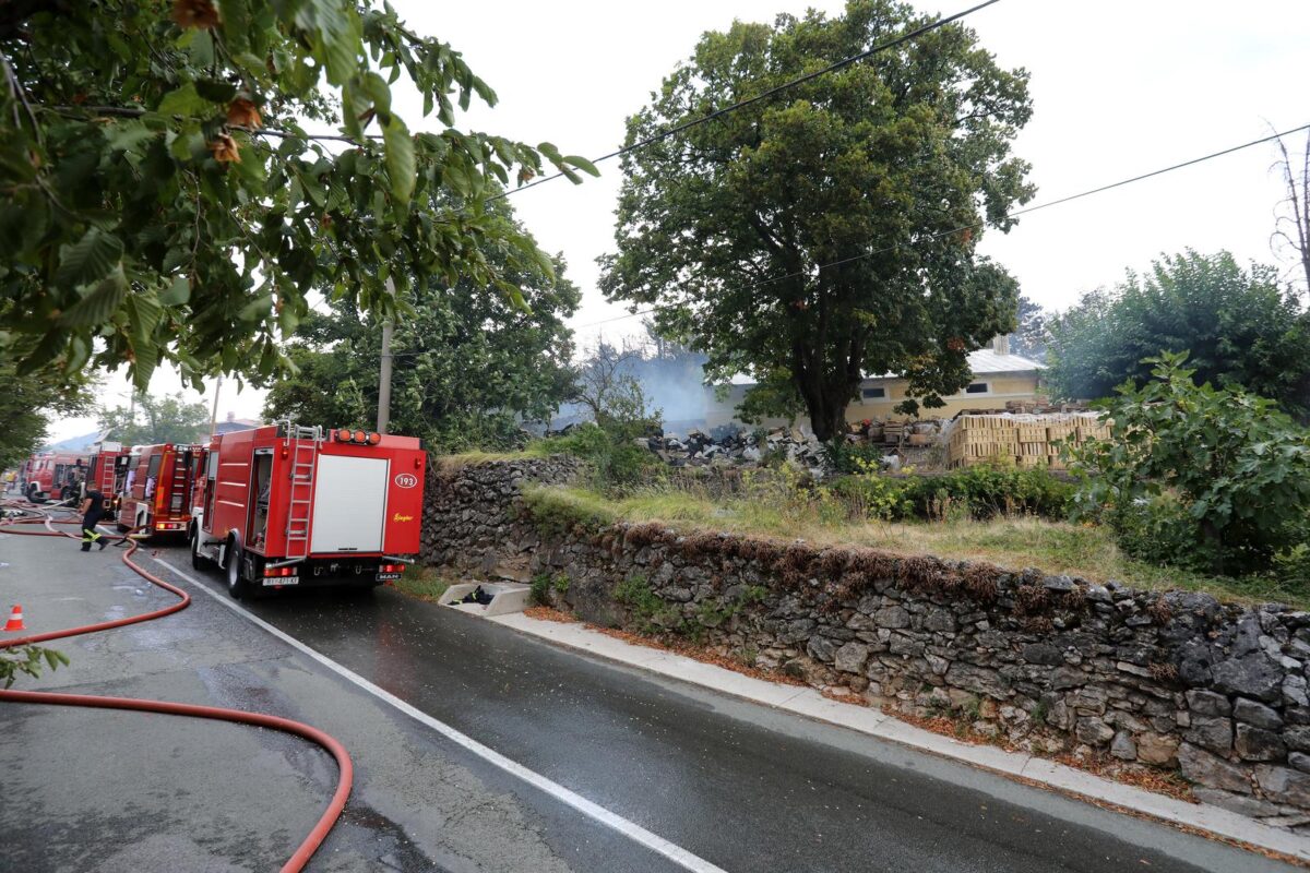 Hreljin: Vatrogasci i mjestani gase pozar kuce i sume