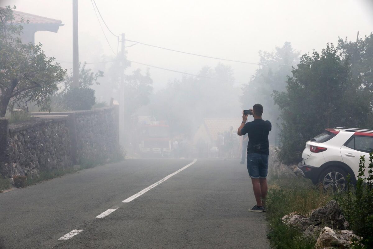 Hreljin: Vatrogasci i mjestani gase pozar kuce i sume