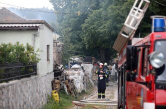 Hreljin: Vatrogasci i mjestani gase pozar kuce i sume