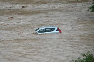 Veliko nevrijeme poharalo Sloveniju, bujica nosila automobile