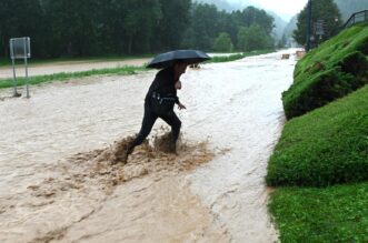 Veliko nevrijeme poharalo Sloveniju, bujica nosila automobile