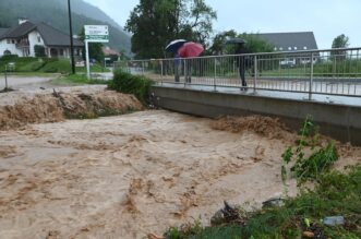 Veliko nevrijeme poharalo Sloveniju, bujica nosila automobile