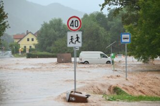 Veliko nevrijeme poharalo Sloveniju, bujica nosila automobile