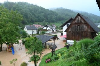 Veliko nevrijeme poharalo Sloveniju, bujica nosila automobile