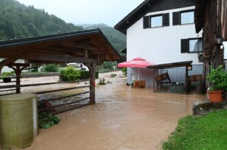 Veliko nevrijeme poharalo Sloveniju, bujica nosila automobile