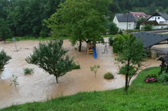 Veliko nevrijeme poharalo Sloveniju, bujica nosila automobile