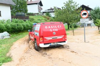 Veliko nevrijeme poharalo Sloveniju, bujica nosila automobile