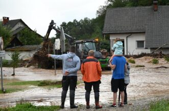 Veliko nevrijeme poharalo Sloveniju, bujica nosila automobile