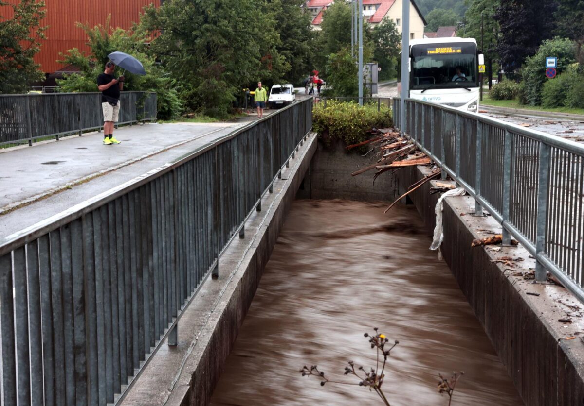 Slovenija: Spašavanje muškarca helikopterom iz poplave
