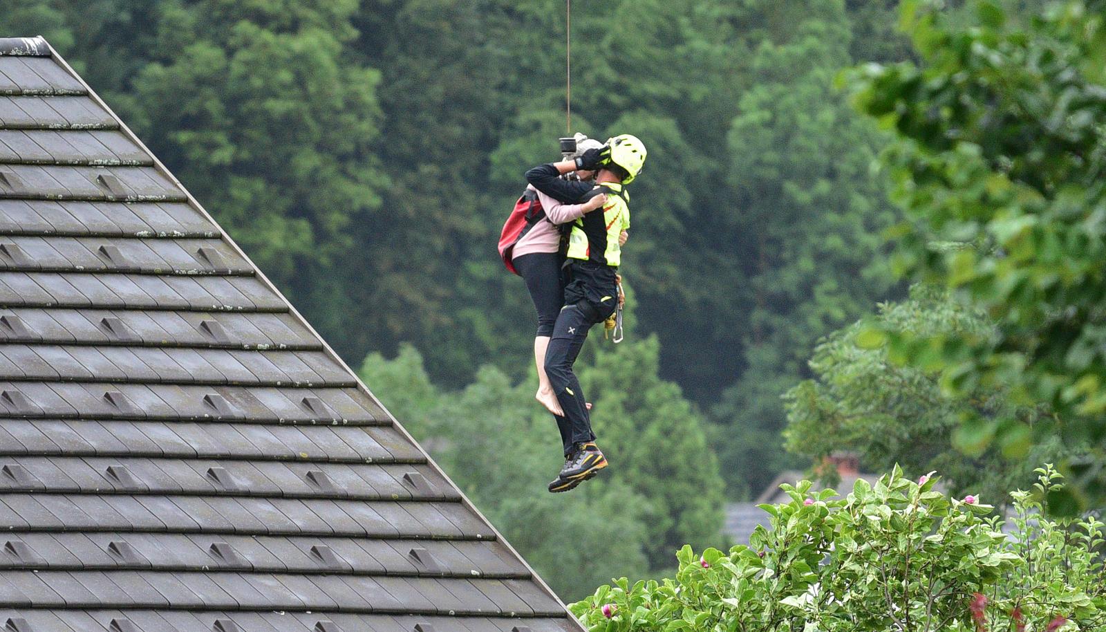 Slovenija: Spašavanje muškarca helikopterom iz poplave Slovenija: Spašavanje muškarca helikopterom iz poplave