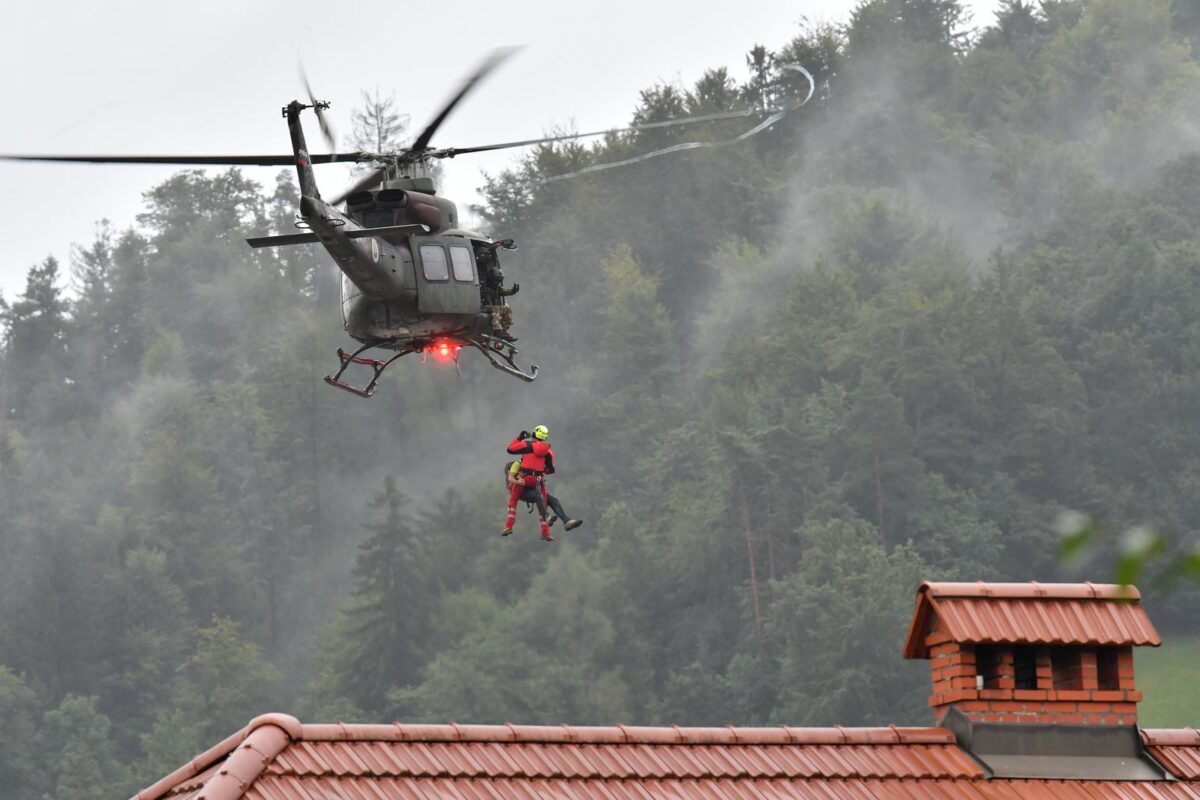 Slovenija: Spašavanje muškarca helikopterom iz poplave