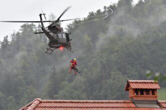 Slovenija: Spašavanje muškarca helikopterom iz poplave