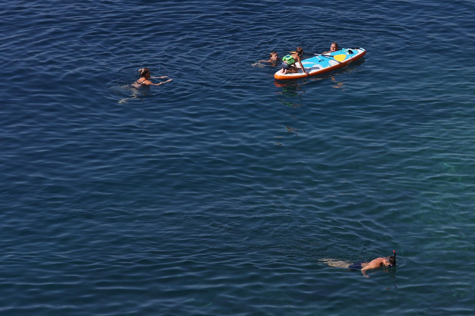 Rijeka: Iako je početak rujna plaža Sablićevo puna je kupača Rijeka: Iako je početak rujna plaža Sablićevo puna je kupača