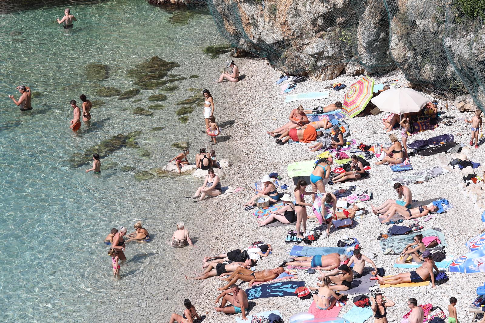 Rijeka: Iako je početak rujna plaža Sablićevo puna je kupača Rijeka: Iako je početak rujna plaža Sablićevo puna je kupača