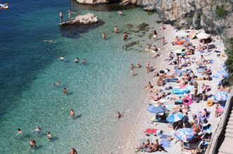 Rijeka: Iako je početak rujna plaža Sablićevo puna je kupača