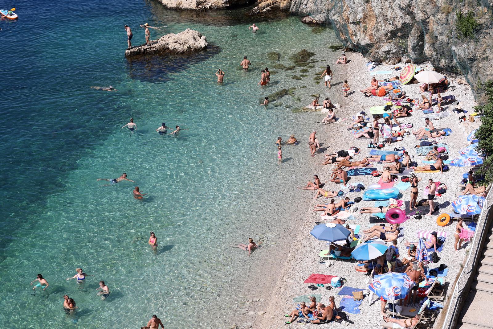 Rijeka: Iako je početak rujna plaža Sablićevo puna je kupača Rijeka: Iako je početak rujna plaža Sablićevo puna je kupača