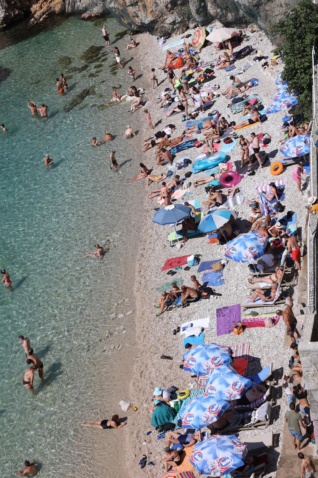 Rijeka: Iako je početak rujna plaža Sablićevo puna je kupača Rijeka: Iako je početak rujna plaža Sablićevo puna je kupača