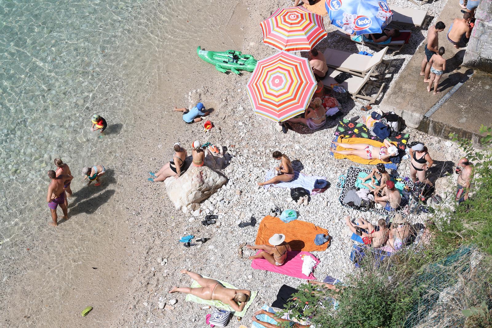 Rijeka: Iako je početak rujna plaža Sablićevo puna je kupača Rijeka: Iako je početak rujna plaža Sablićevo puna je kupača