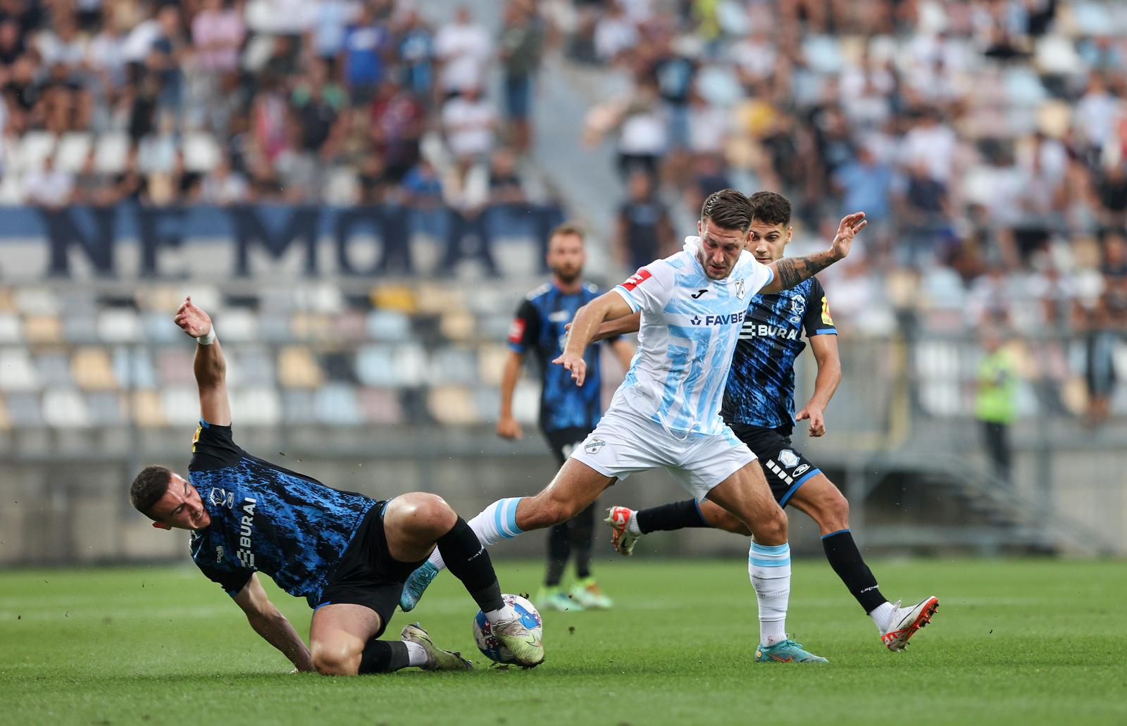 Rijeka: HNK Rijeka i NK Varaždin susreli su se u 7. kolu SuperSport HNL-a Rijeka: HNK Rijeka i NK Varaždin susreli su se u 7. kolu SuperSport HNL-a