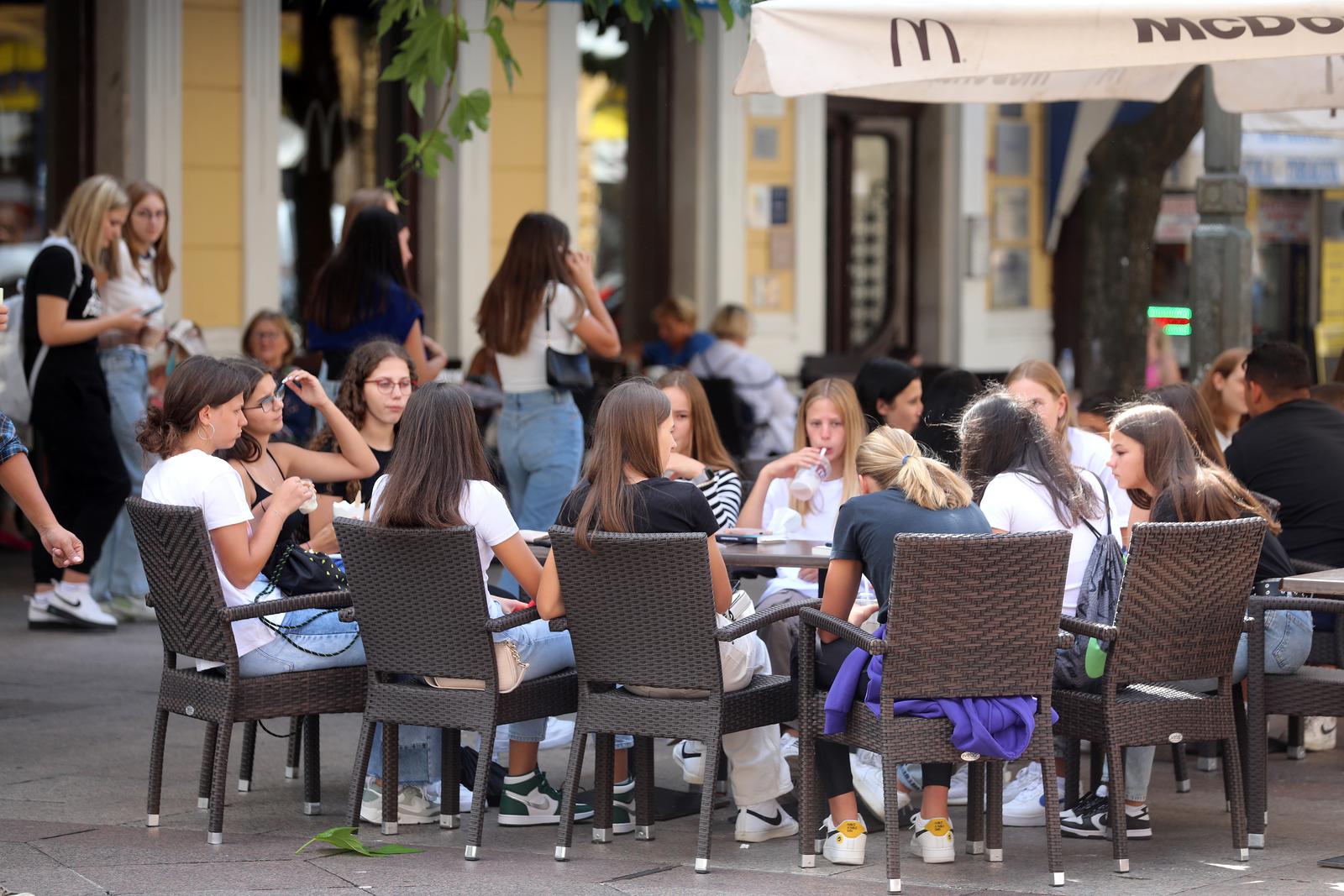 Rijeka: U?enici se drue na Korzu nakon prvog dana kole Rijeka: U?enici se drue na Korzu nakon prvog dana kole