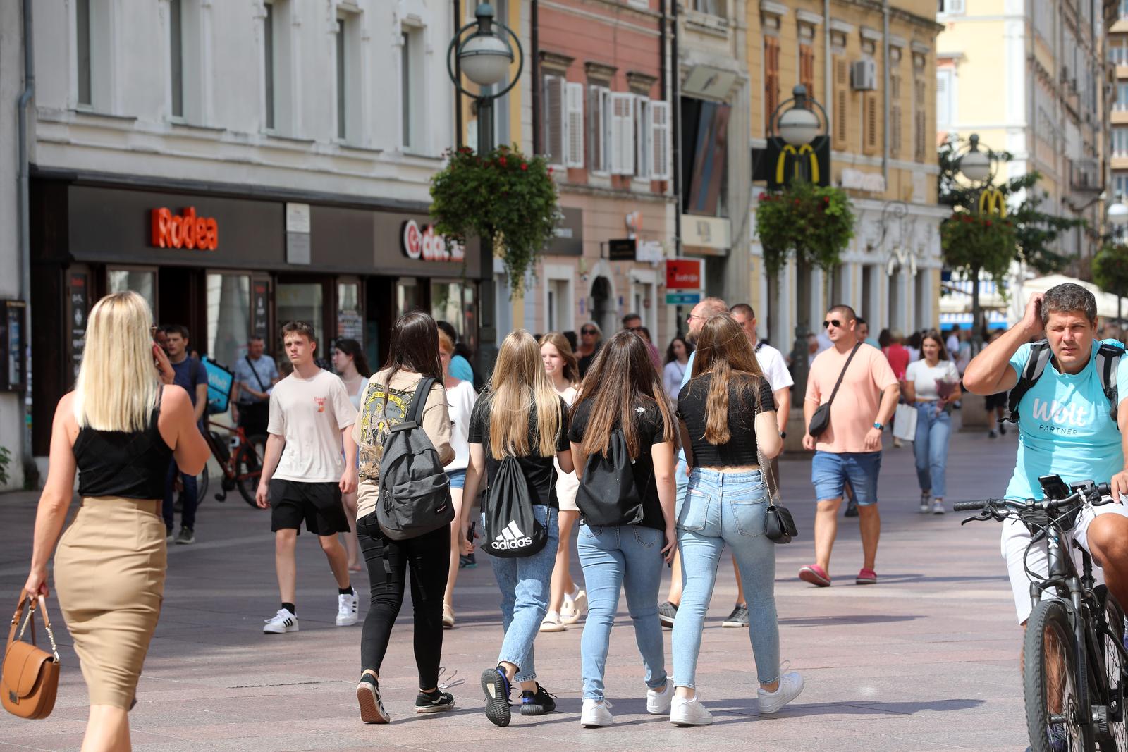 Rijeka: Učenici se druže na Korzu nakon prvog dana škole Rijeka: Učenici se druže na Korzu nakon prvog dana škole