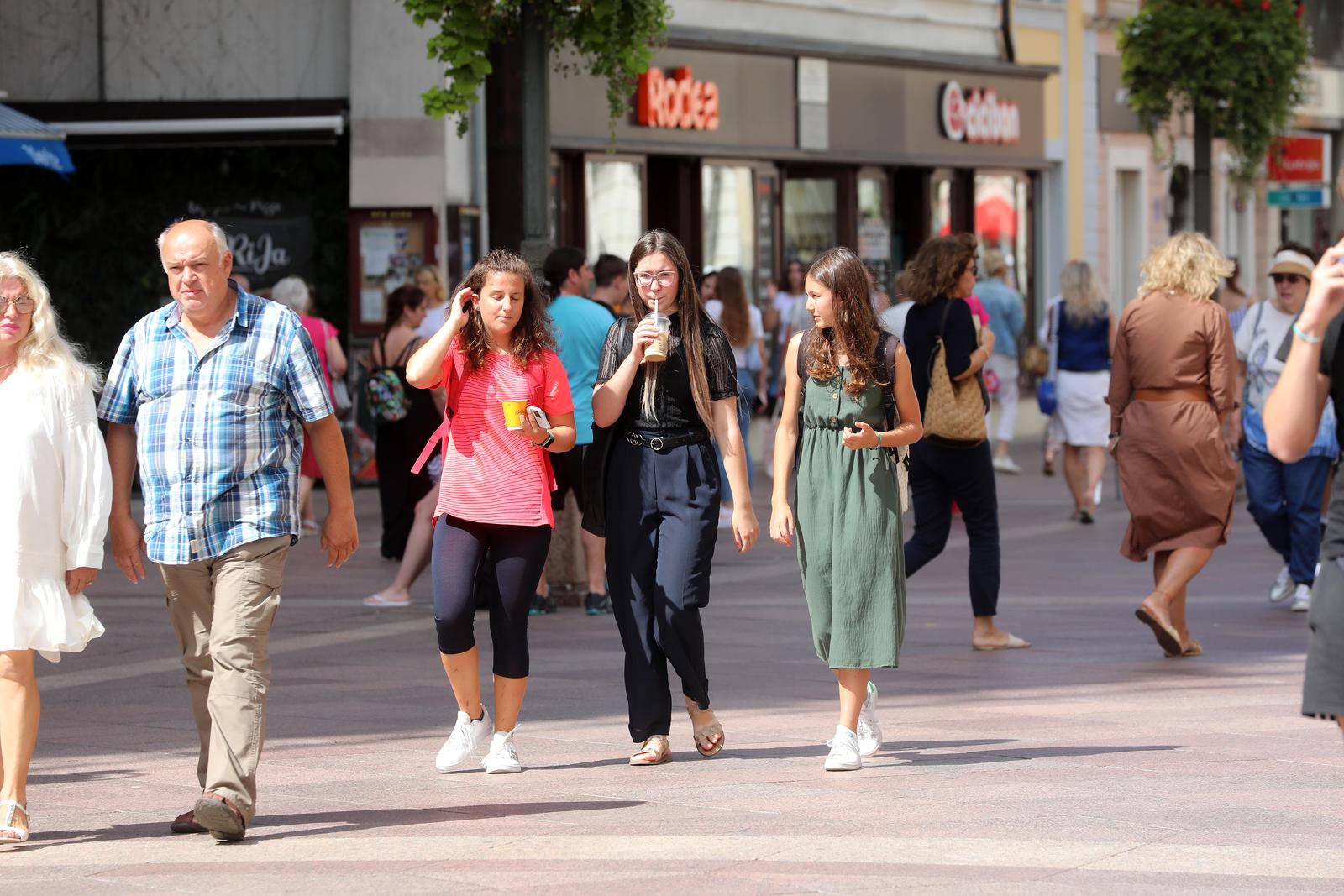 Rijeka: U?enici se drue na Korzu nakon prvog dana kole Rijeka: U?enici se drue na Korzu nakon prvog dana kole