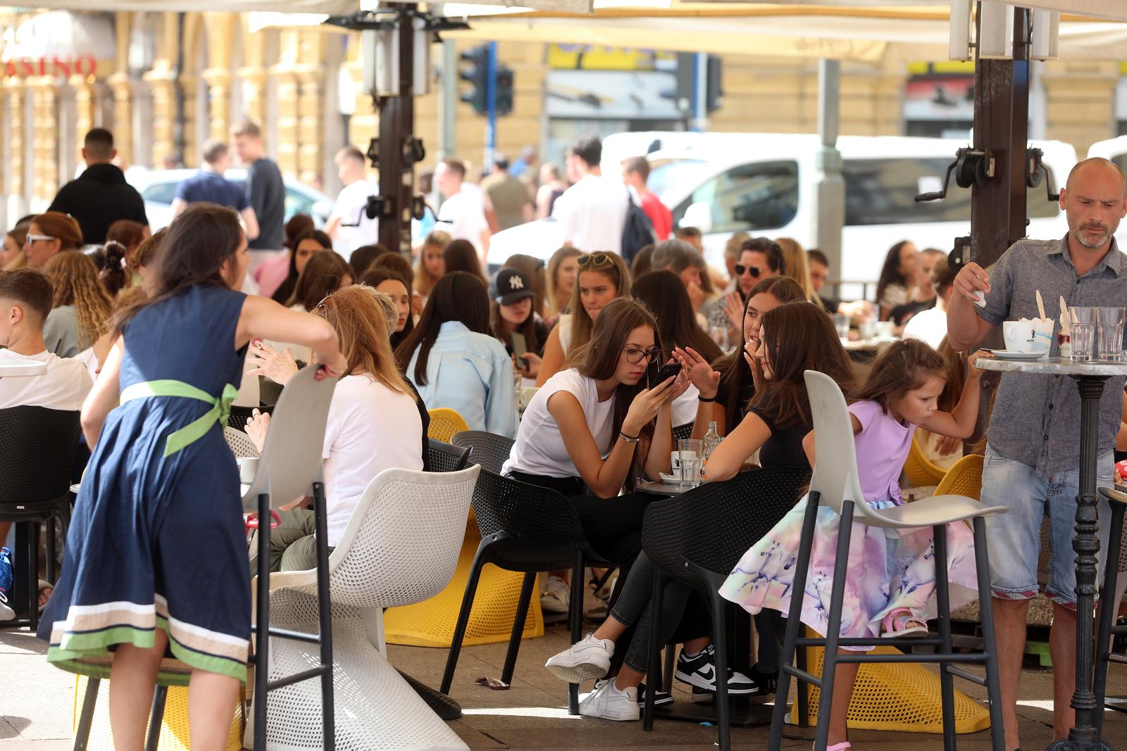 Rijeka: Učenici se druže na Korzu nakon prvog dana škole Rijeka: Učenici se druže na Korzu nakon prvog dana škole