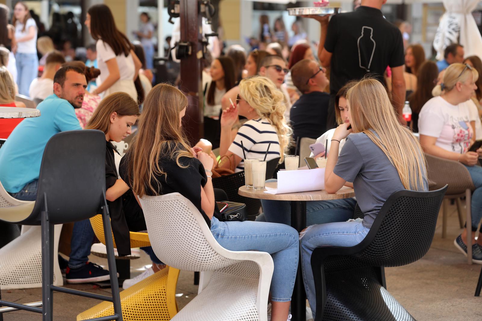 Rijeka: Učenici se druže na Korzu nakon prvog dana škole Rijeka: Učenici se druže na Korzu nakon prvog dana škole