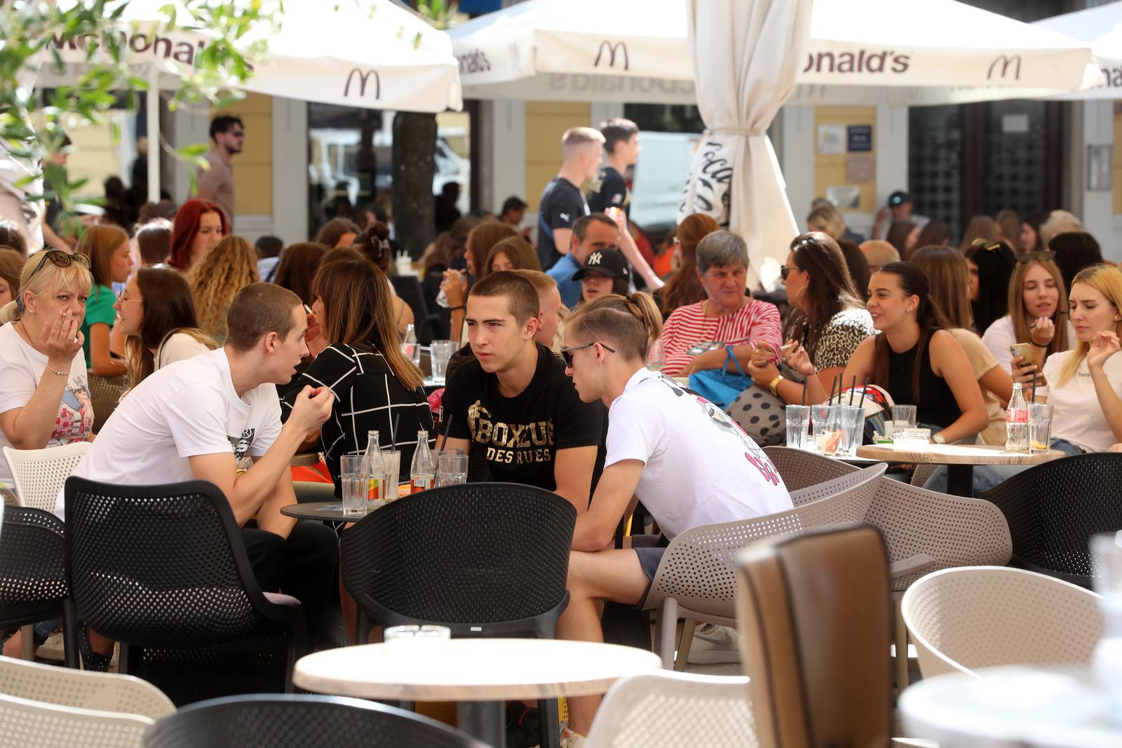 Rijeka: U?enici se drue na Korzu nakon prvog dana kole Rijeka: U?enici se drue na Korzu nakon prvog dana kole