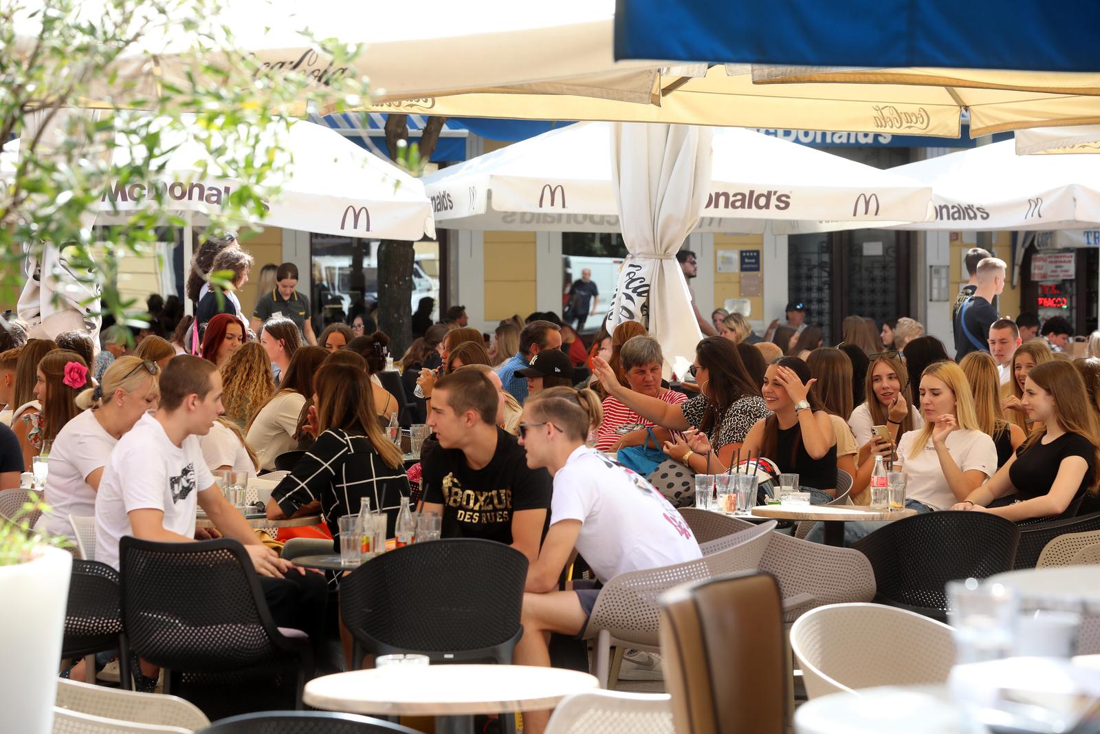 Rijeka: Učenici se druže na Korzu nakon prvog dana škole Rijeka: Učenici se druže na Korzu nakon prvog dana škole