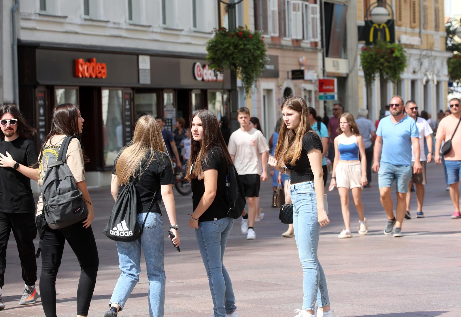 Rijeka: Učenici se druže na Korzu nakon prvog dana škole Rijeka: Učenici se druže na Korzu nakon prvog dana škole