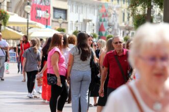 Rijeka: U?enici se drue na Korzu nakon prvog dana kole