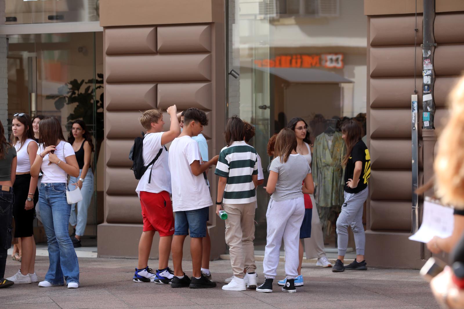 Rijeka: Učenici se druže na Korzu nakon prvog dana škole Rijeka: Učenici se druže na Korzu nakon prvog dana škole