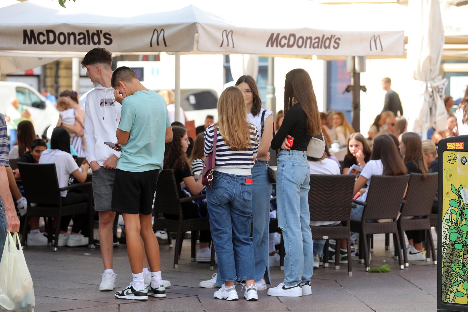 Rijeka: Učenici se druže na Korzu nakon prvog dana škole Rijeka: Učenici se druže na Korzu nakon prvog dana škole