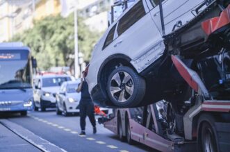 Rijeka: S kamiona za prijevoz automobila visi skupocijeni Audi