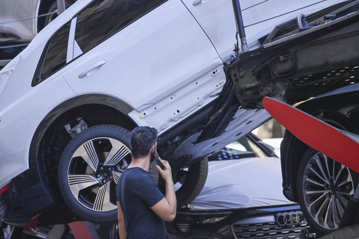 Rijeka: S kamiona za prijevoz automobila visi skupocijeni Audi