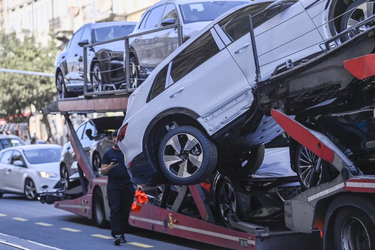 Rijeka: S kamiona za prijevoz automobila visi skupocijeni Audi