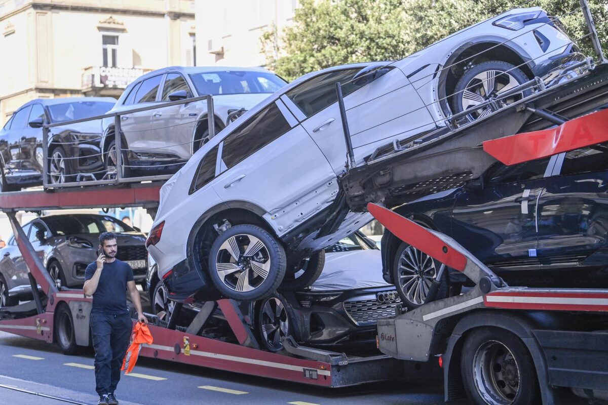 Rijeka: S kamiona za prijevoz automobila visi skupocijeni Audi