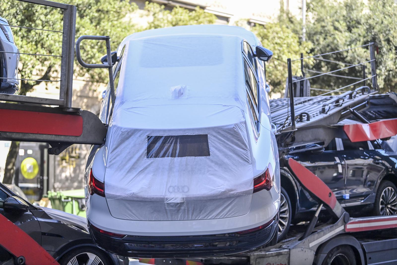 Rijeka: S kamiona za prijevoz automobila visi skupocijeni Audi Rijeka: S kamiona za prijevoz automobila visi skupocijeni Audi