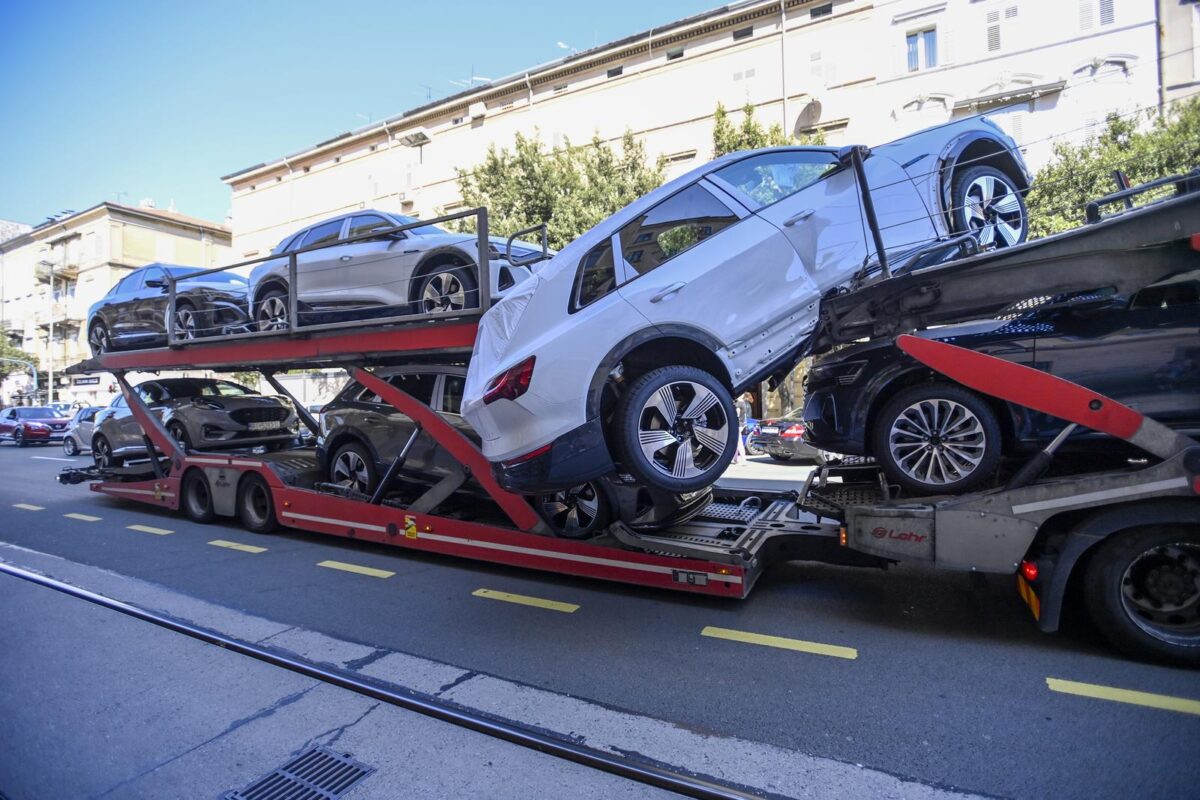 Rijeka: S kamiona za prijevoz automobila visi skupocijeni Audi