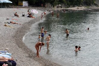 Opatija: Kupači na plaži Kantrida uživaju u babljem ljetu