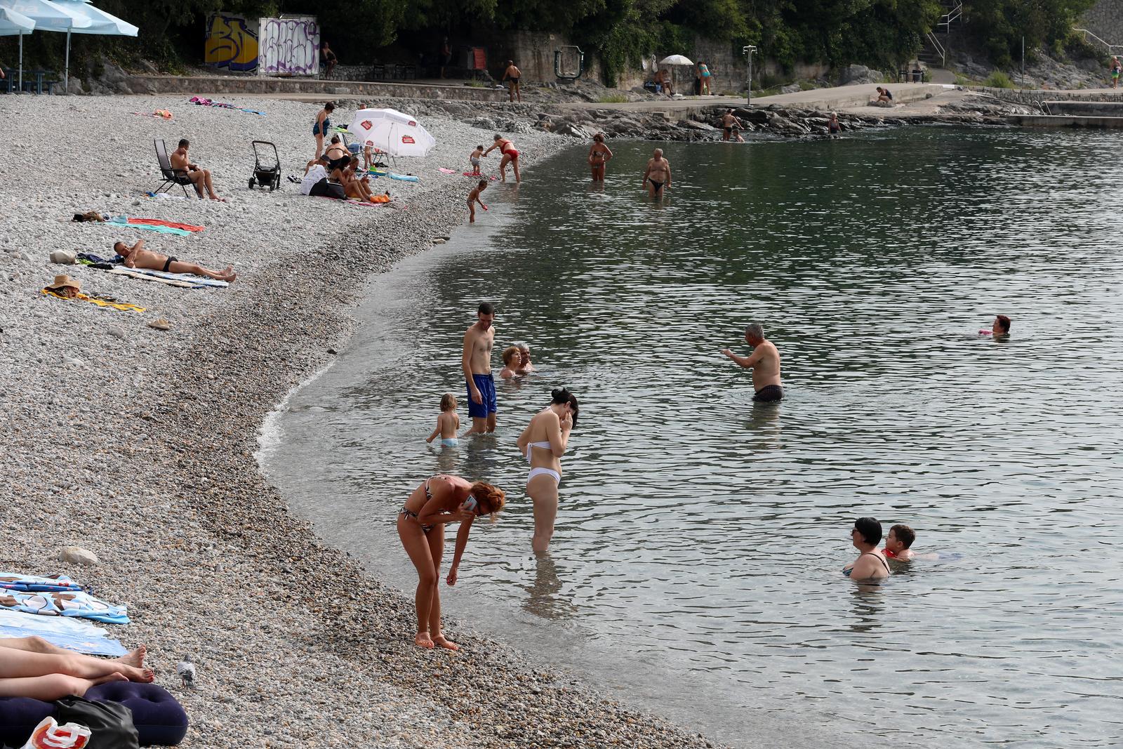 Opatija: Kupači na plaži Kantrida uživaju u babljem ljetu Opatija: Kupači na plaži Kantrida uživaju u babljem ljetu