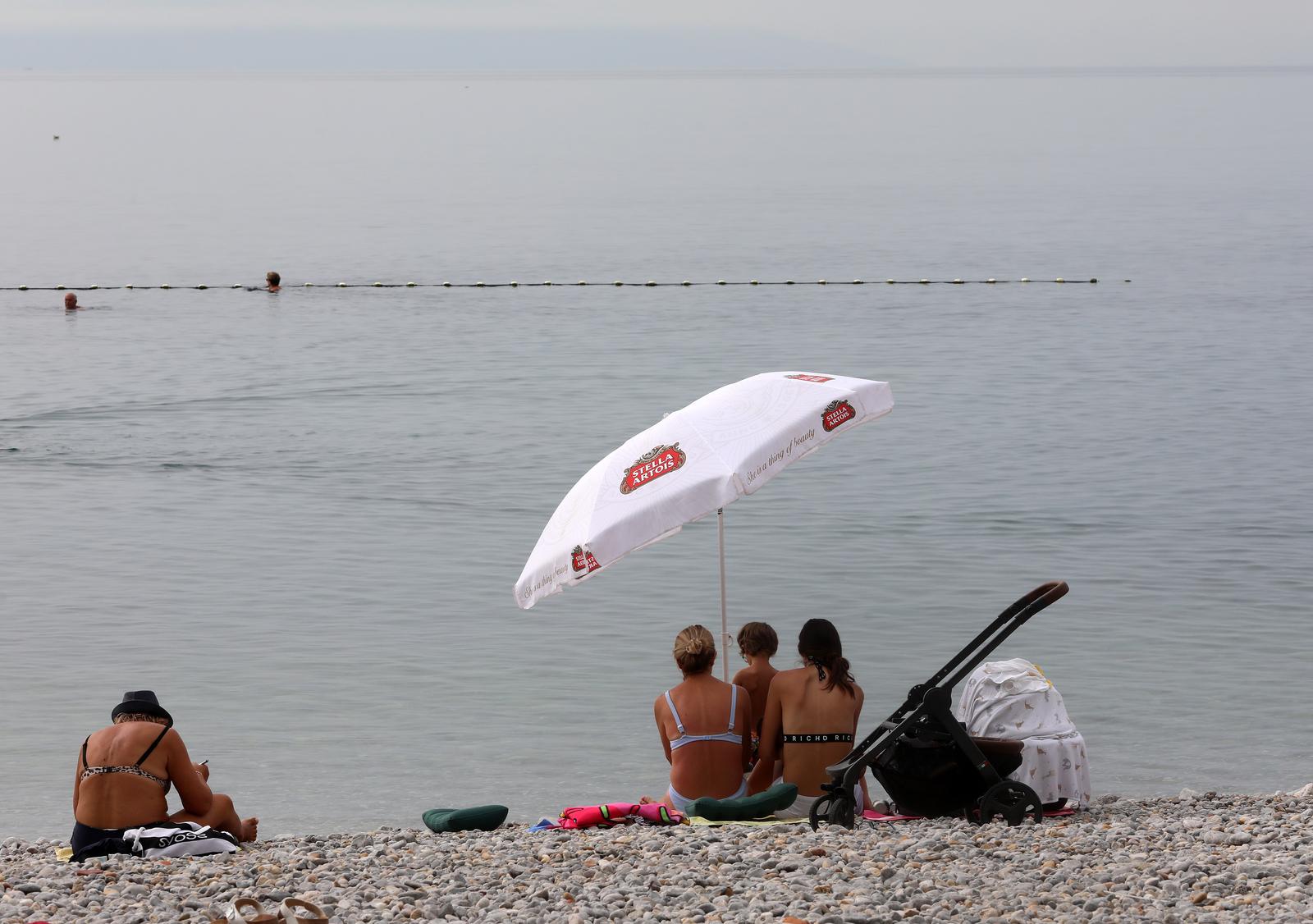 Opatija: Kupa?i na plai Kantrida uivaju u babljem ljetu Opatija: Kupa?i na plai Kantrida uivaju u babljem ljetu