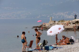 Opatija: Kupa?i na plai Kantrida uivaju u babljem ljetu