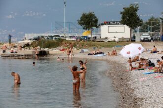 Opatija: Kupači na plaži Kantrida uživaju u babljem ljetu