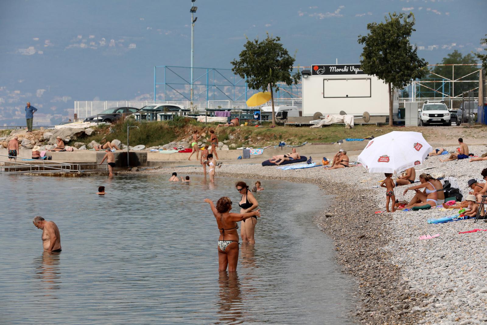Opatija: Kupači na plaži Kantrida uživaju u babljem ljetu Opatija: Kupači na plaži Kantrida uživaju u babljem ljetu
