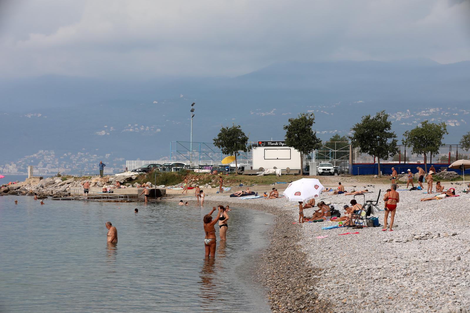 Opatija: Kupa?i na plai Kantrida uivaju u babljem ljetu Opatija: Kupa?i na plai Kantrida uivaju u babljem ljetu