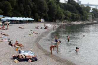 Opatija: Kupa?i na plai Kantrida uivaju u babljem ljetu